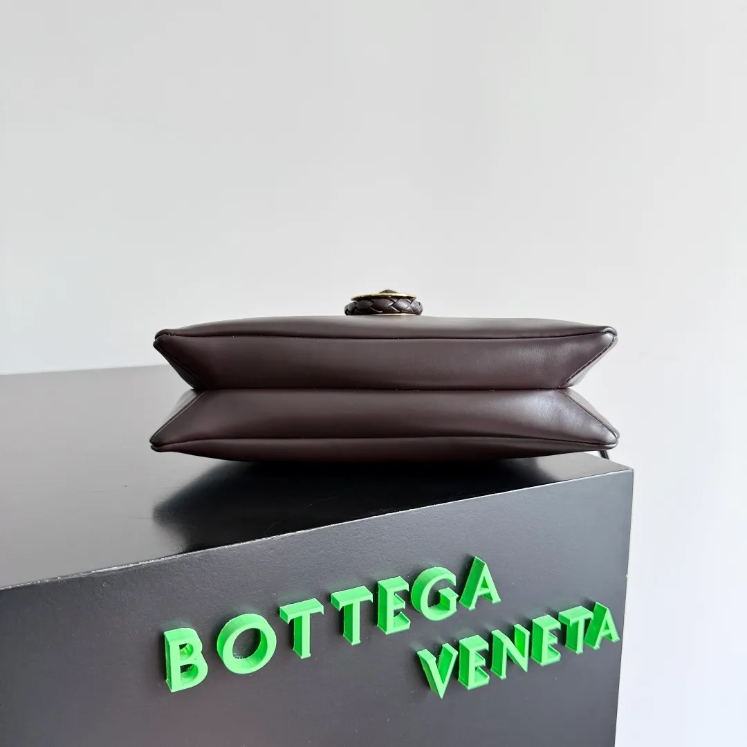 Batch 1520 BOTTEGA VENETA 2025 women's mini LIBERTA crossbody bag, the smallest size is shipped! ! Summer is here, how can you go out and play without a small bag? The "Freedom" series has the advantage of not being picky about seasons. I really like it. A small bag with a generous temperament is an indispensable item for every girl to perfectly adapt to the variety of summer outfits. The high-quality leather reveals a delicate luster. The U-shaped high-quality hardware design is enlarged in this size, which is the finishing touch. Whether it is attending a banquet or daily travel, it can show off the taste. Style No.: 826147 Size: 24*15.5*5cm